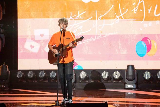 鼓鼓自弹自唱首唱〈签收我的心〉。（相信音乐提供）