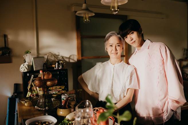 畢書盡在〈Don’t Blow Away〉MV中，與李璇母子情深。（老鷹音樂提供）