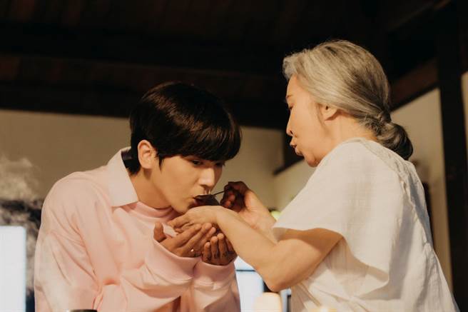 畢書盡在〈Don’t Blow Away〉MV中，與李璇母子情深。（老鷹音樂提供）