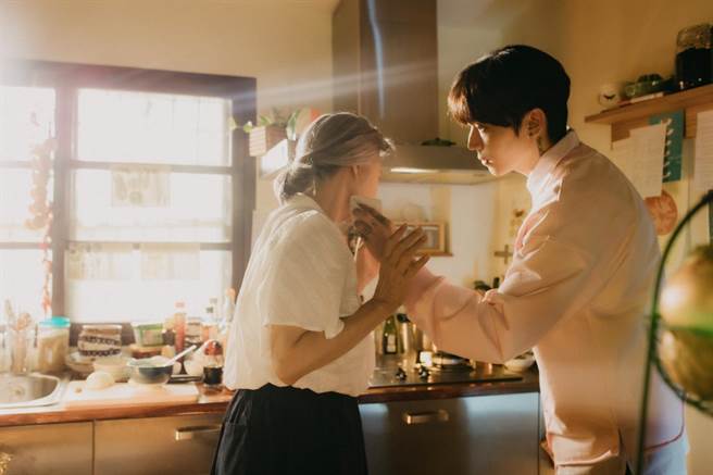 畢書盡在〈Don’t Blow Away〉MV中，與李璇母子情深。（老鷹音樂提供）