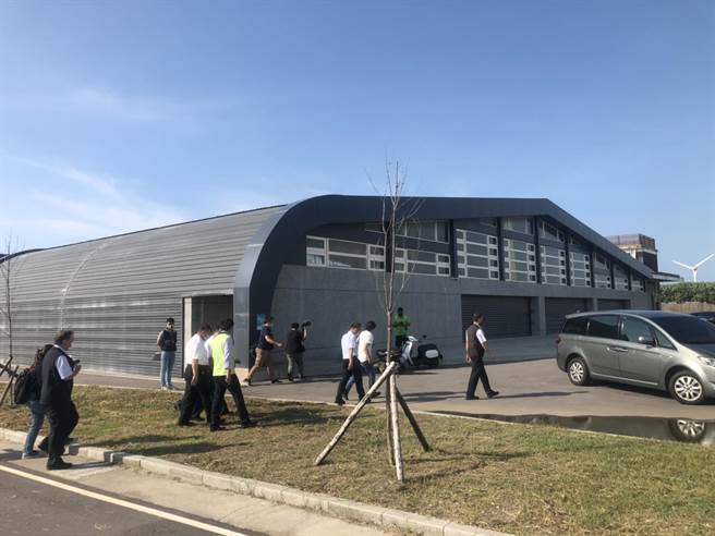 大甲松柏渔港鱼货多功能集货场主体已完工，但内部尚未装修，以致延宕启用时程。（陈淑娥摄）