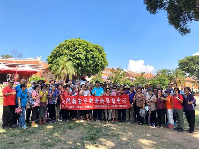 杨忠俊乡长（中）表示，金寧乡向打造「幸福乐龄模范乡」的目标大步前进。（金寧乡公所提供）