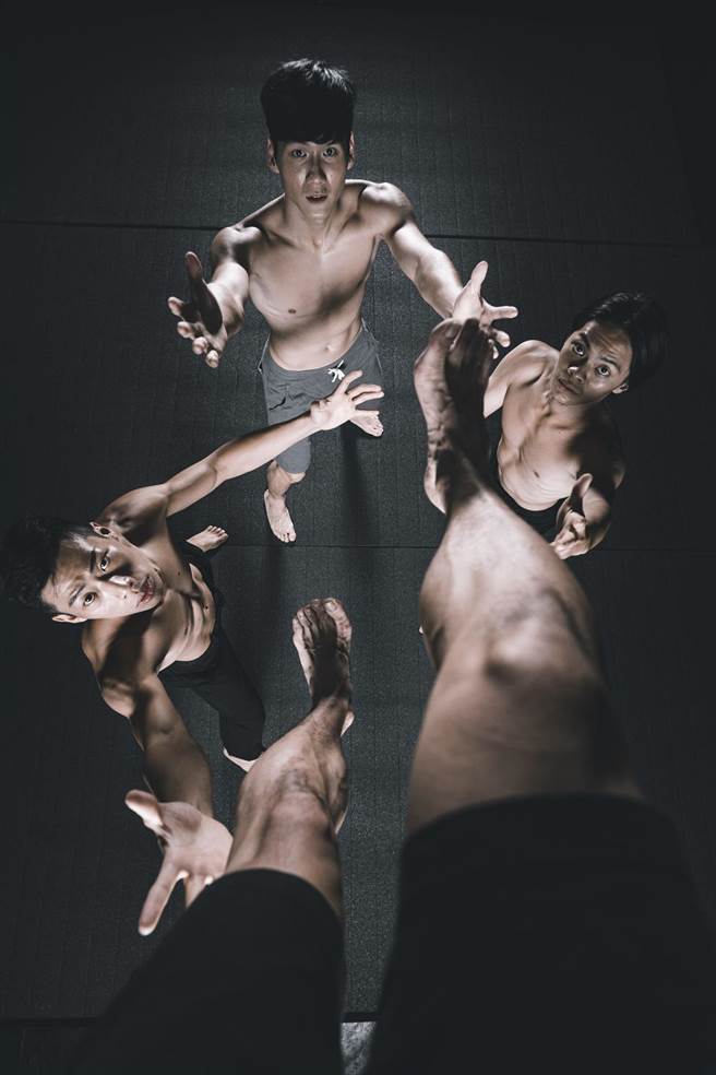 FOCA福尔摩沙马戏团新作《嘛系人》，探讨马戏表演与现代社会的连结。（FOCA福尔摩沙马戏团提供）