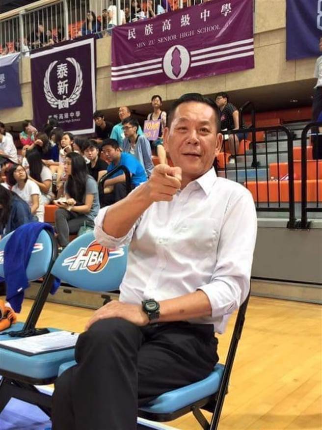 龍劭華年少時相當坎坷，遭生母拋棄，又時常被養父毒打。(圖／龍劭華臉書)