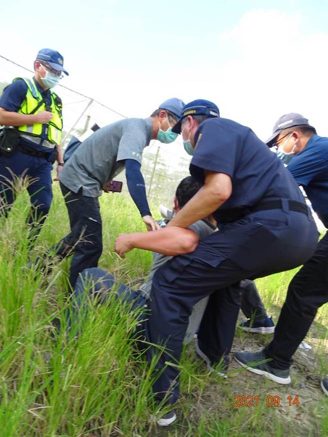 嘉义县议员邱银海爆打环保局稽查人员后，被依现行犯逮捕移送。（读者提供∕吕妍庭嘉义传真）
