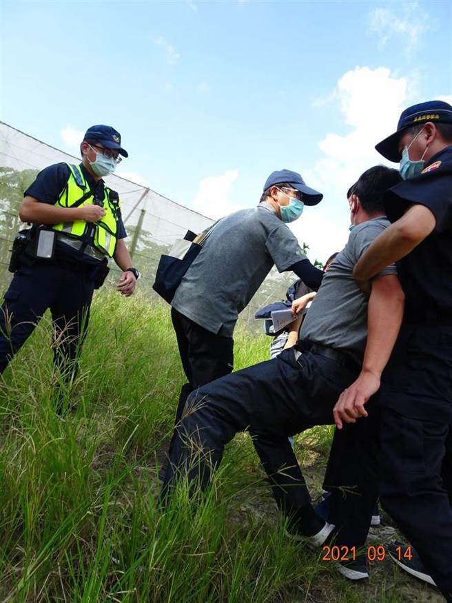 嘉义县议员邱银海爆打环保局稽查人员后，被依现行犯逮捕移送。（读者提供∕吕妍庭嘉义传真）