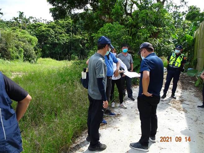 嘉义县环保局今下午会同水利处、中埔分局同仁派出所员警等单位到嘉义县中埔乡深坑村一处山坡地，会勘是否遭人非法掩埋废弃物时，嘉义县议员邱银海突然现身。（读者提供∕吕妍庭嘉义传真）