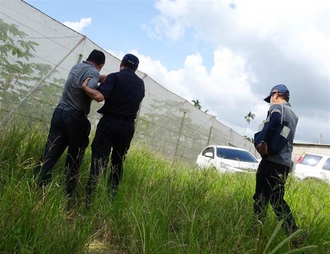 嘉义县议员邱银海爆打环保局稽查人员后，被依现行犯逮捕移送。（读者提供∕吕妍庭嘉义传真）