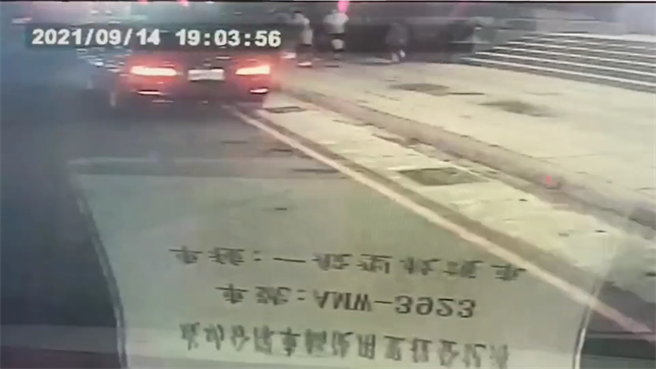 艺人龙劭华14日晚间被发现昏倒在民宿中，图为救护车将其载往医院急救画面。（翻摄照片）