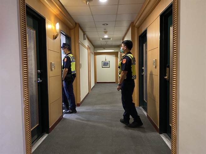 艺人龙劭华14日晚间被发现昏倒在民宿中，警方到现场搜证，初判并无外力介入痕迹。（翻摄照片／袁庭尧高雄传真）