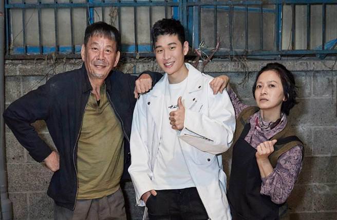 周興哲（Eric）去年邀請龍邵華合作歌曲〈相信愛〉MV。（星空飛騰提供）