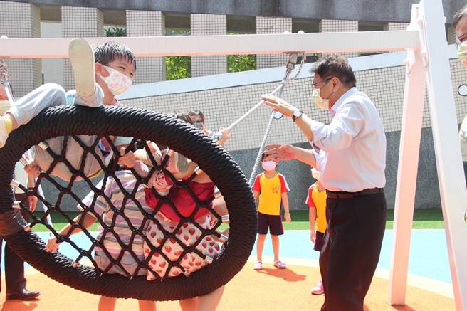 近年屏縣府極重視全齡共融遊憩的公共建設，繼九如全人照顧園區開館後，鹽埔鄉社福館也在14日啟用。（屏縣府提供／謝佳潾屏東傳真）