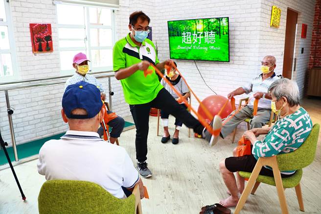 近年屏縣府極重視全齡共融遊憩的公共建設，繼九如全人照顧園區開館後，鹽埔鄉社福館也在14日啟用。（謝佳潾攝）