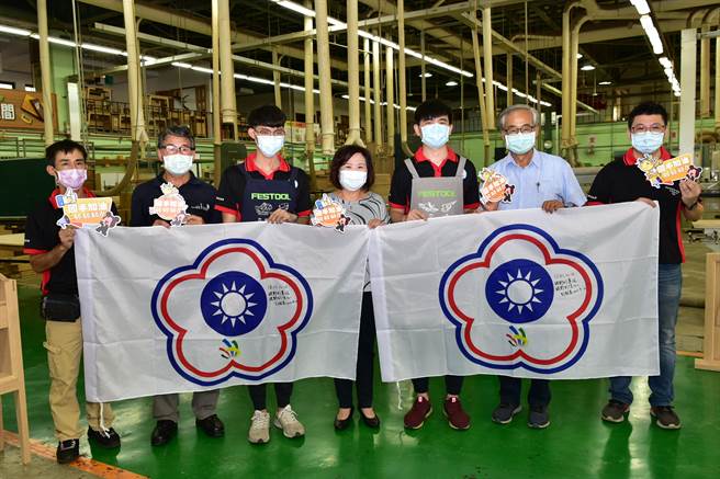 用技能让台湾在世界舞台发光发热！技能界奥运明年登场，劳动部长许铭春今日到台中慰勉国手。（劳动力发展署中彰投分署提供／卢金足台中传真）