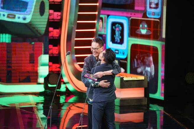 蔡昌憲去年還在台上跟龍劭華討親討抱。（摘自臉書）