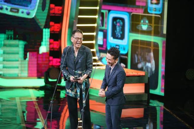 蔡昌憲PO出與龍劭華去年一起在金鐘典禮頒獎的燦笑照片。（摘自臉書）