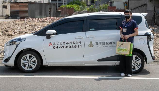 中秋物资由富宇捐赠及协助改装的独老服务专车，以及到宅沐浴车的服务随车发送。（富宇慈善基金会提供／卢金足台中传真）