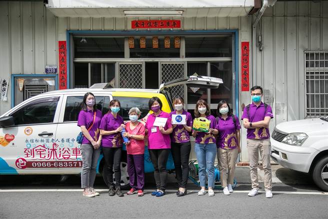 富宇慈善基金会与永信社福基金会再度携手，号召企业志工中秋送物资。（富宇慈善基金会提供／卢金足台中传真）