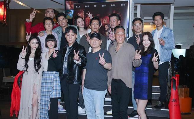 龍劭華（前排右二）曾與《角頭-浪流連》演員和劇組全省走透透宣傳造勢。（資料照片）