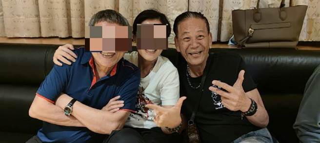 龍劭華原訂今晚與高雄商界老友聚餐，未料卻猝逝，好友感嘆「人生無常，把握當下」。 圖為龍劭華4月在高雄與友人聚餐合照。（民眾提供／袁庭堯高雄傳真）