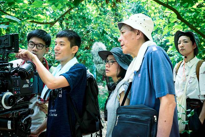 2017年高雄拍作品〈三仔〉導演黃丹琪(右3)和龍劭華工作照。（高市文化局提供）