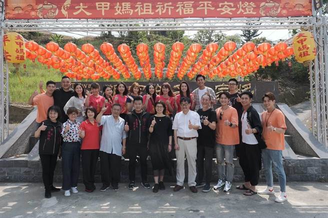 電視劇《神降少女八家將》探班-文化局王文翠局長(前排右六)、華視莊豐嘉總經理(前排右）。（高市文化局提供）