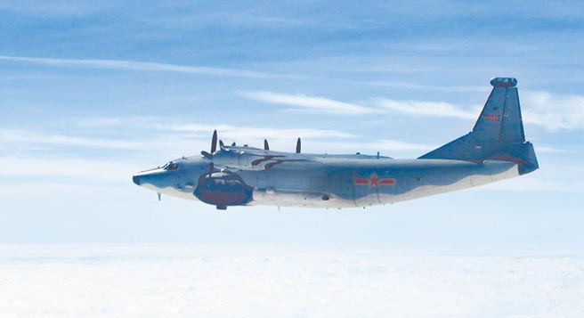 汉光演习首日，共军运8远程电子干扰机进入我西南防空识别区（见图），我幻象2000战机随即升空追监。（国防部提供）