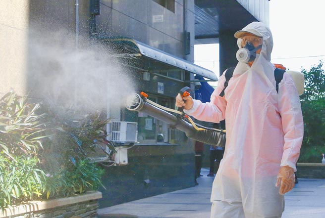 新冠疫情将届满2年，专家认为病毒演化会转向轻症、流感化，应开始与病毒共存。图为清消人员在社区加强消毒。（赵双杰摄）