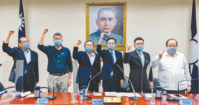 文傳會副主委鄭照新宣布辭去黨職，轟朱立倫、中常會說謊、和稀泥，蔣根煌指鄭「亂來」；張亞中則發聲明解釋本票風波，洪秀柱親向媒體反駁；國民黨魁選舉紛擾不斷。圖為現任黨主席江啟臣（右二）、孫文學校總校長張亞中（左二）、前彰化縣長卓伯源（右三）日前同台說明參選理念。（國民黨提供）