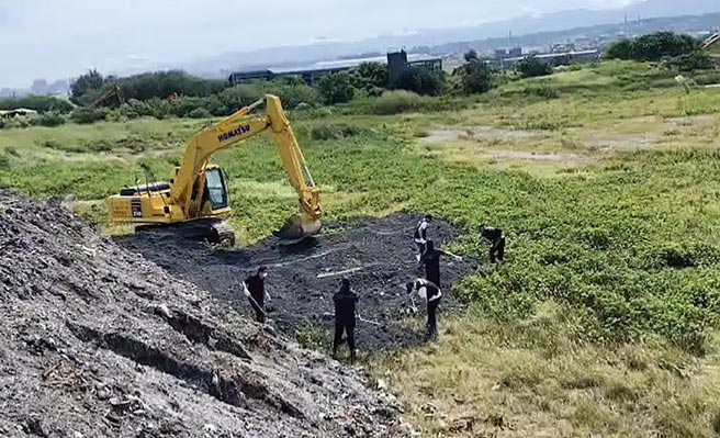 新竹市患有思觉失调症的男子疑杀母分尸丢弃垃圾车且跟着垃圾一起焚烧掉，警方会同环保局开挖底渣掩埋场寻尸骨。（民眾提供／陈育贤新竹传真）