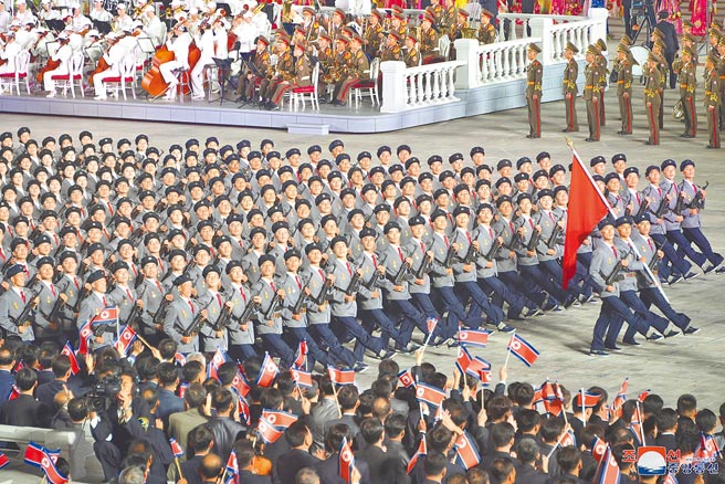 朝鲜9日凌晨在首都平壤金日成广场举行盛大阅兵仪式，记念朝鲜民主主义人民共和国成立73周年。这次阅兵以「民间和安全武力」为主，并未展示大型弹道飞弹。（朝中社）