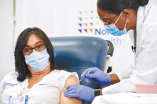 美国纽约州长岛一名护理人员正在接种新冠疫苗。纽约州要求医护人员必须施打疫苗，但有人寧可辞职，也不愿接种。（中新社资料照片）