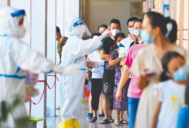 Delta变种病毒侵入，大陆福建省莆田市仙游县枫亭镇成为疫情重灾区，当地民眾人心惶惶，有村民表示，凌晨2点排队做核酸检测的时候，「有人咳嗽了一声，我的意识瞬间就清醒了，那些疲惫的感觉都没有了」。（中新社）