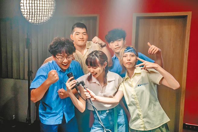 桃園市青年局邀請社團青年大合唱，為疫後的台灣加油打氣。（青年局提供／呂筱蟬桃園傳真）