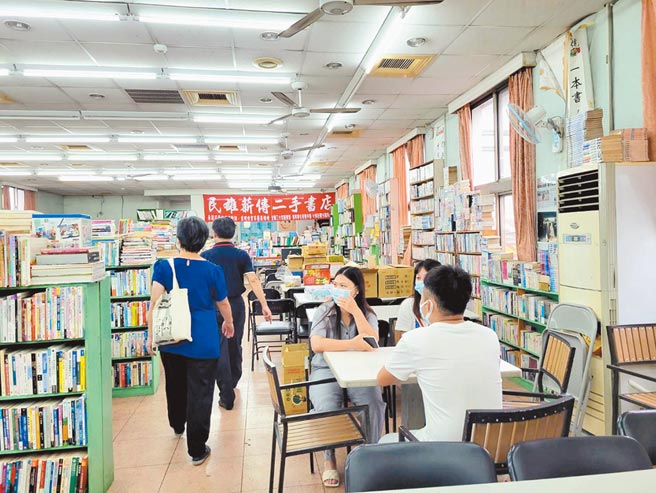 嘉縣民雄薪傳二手書店一對一課輔班成效卓越，因疫情影響大學生延後實體開學，這學期的課輔班也延至10月4日才開辦。（張亦惠攝）
