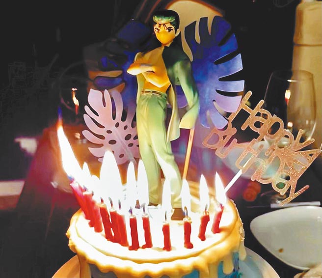 环球音乐新人LEE日前过生日，蛋糕上有他最喜欢的漫画《幽游白书》主角浦饭幽助。（环球音乐提供）