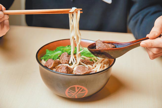 三商巧福凭券点指定餐点，送牛肉炸酱麵乙碗。（三商巧福提供）