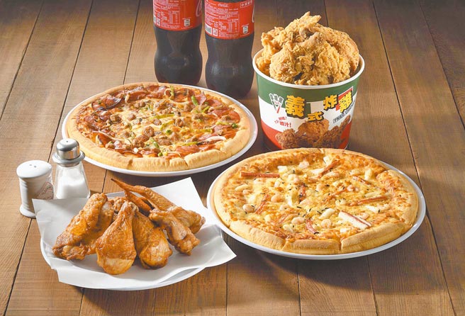 凭三商振兴券，拿坡里小披萨买1送1。（拿坡里提供）