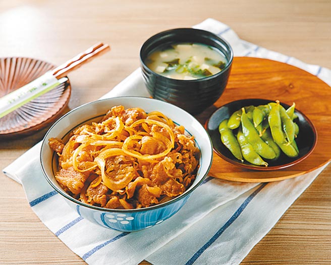 使用三商振兴券，点鲜五丼指定餐点，送招牌牛丼乙碗。（鲜五丼提供）