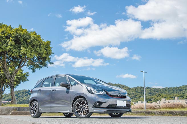 HONDA FIT有着拟人化的车头设计，瞪着大眼、带着微笑，图为HOME汽油版，售价74.9万元，试驾车另选配多项外观装饰套件。（陈大任摄）