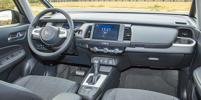 仪表控台平整，赋予驾驶者宽广视野，各项控件配置简约美观，方便操作。（陈大任摄）