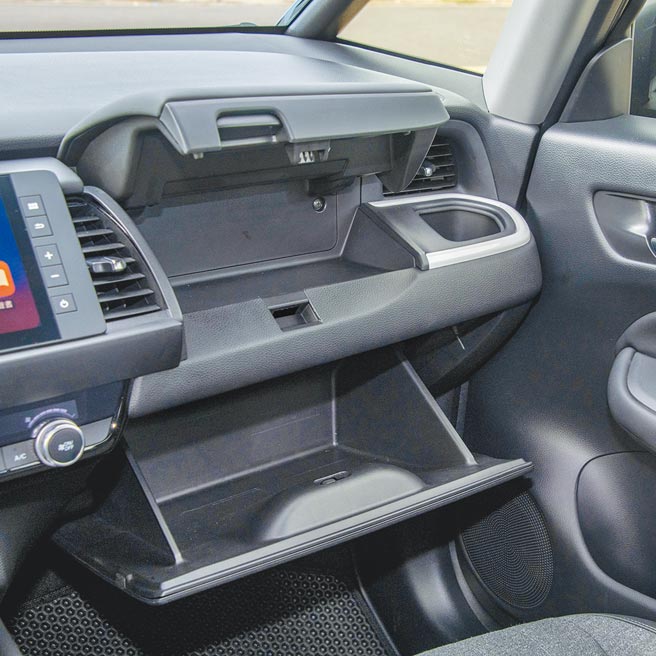 副驾前方上下置物设计很贴心。（陈大任摄）