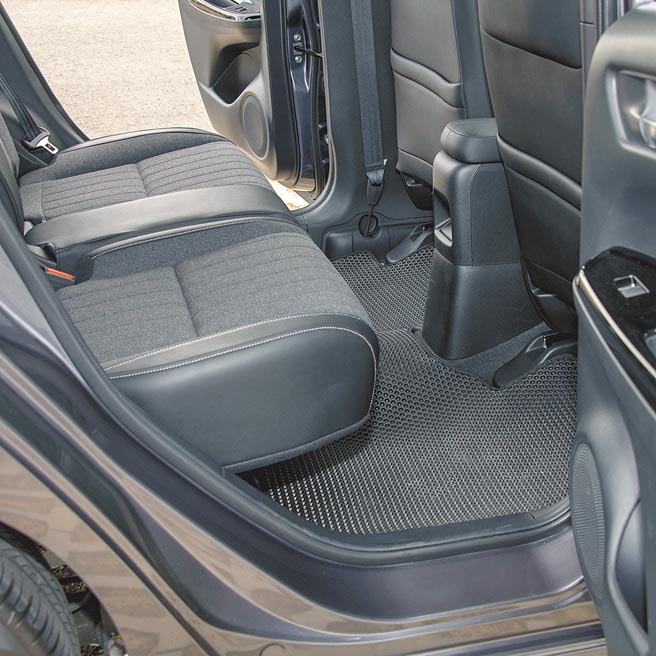 后座椅乘坐舒适、地板平整化。（陈大任摄）