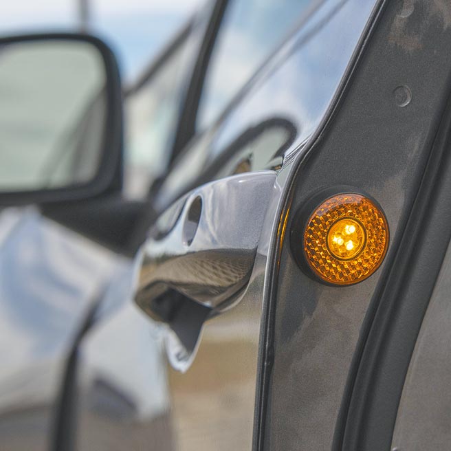 开启车门即会自动闪烁警示灯。（陈大任摄）