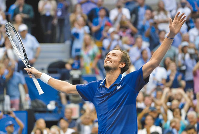 麥維德夫高舉雙手慶祝摘冠。（美聯社）