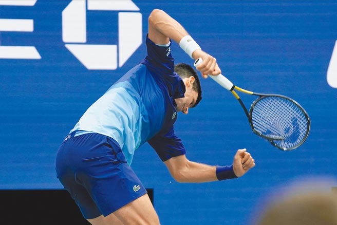 喬柯維奇氣到把球拍摔壞了。（美聯社）