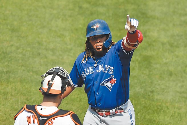 小葛瑞洛（右）手指空中慶祝自己揮出全壘打。（美聯社）