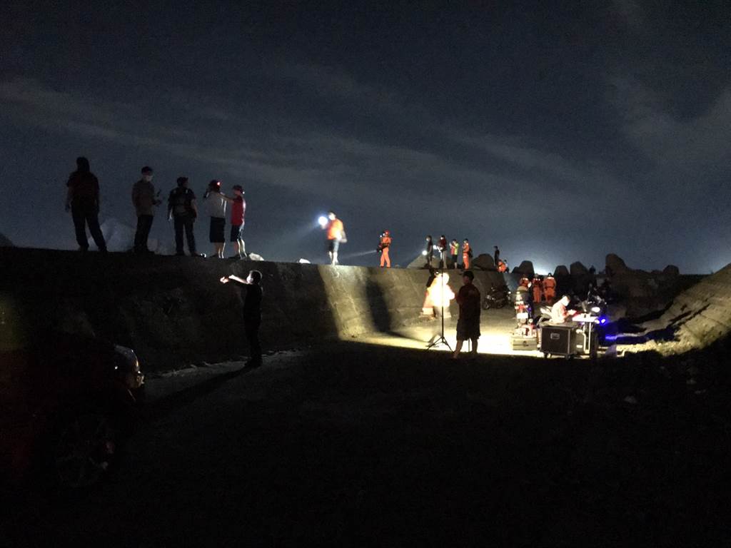 基隆市潮境公園15日晚間有2名釣客落海，其中1人至今下落不明，基隆市消防局出動中正、信義分隊，共6車、2艇及空拍機，總計18人前往搶救。（陳彩玲攝）