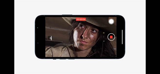 全新的iPhone 13系到均可在录影时轻松进行变焦，Pro系列更能达3倍光学变焦放大、2倍光学变焦缩小、最高可达9倍数位变焦。（翻摄直播画面）