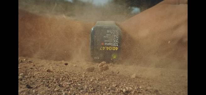 全新的Apple Watch Series 7打造出有史以来最强的抗裂水晶玻璃表面，其加厚了50%，比上一代提升超过2倍以外，重新设计的表面抗裂能力也更强。（翻摄直播画面）